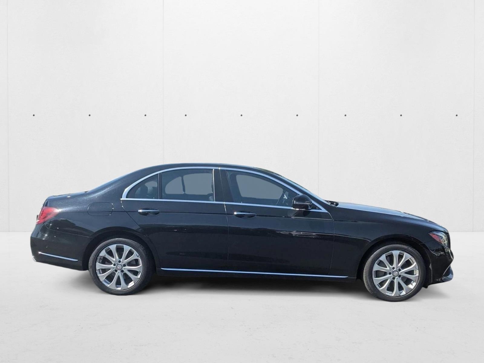 2017 Mercedes Benz E 300 4MATIC Sedan photo 4