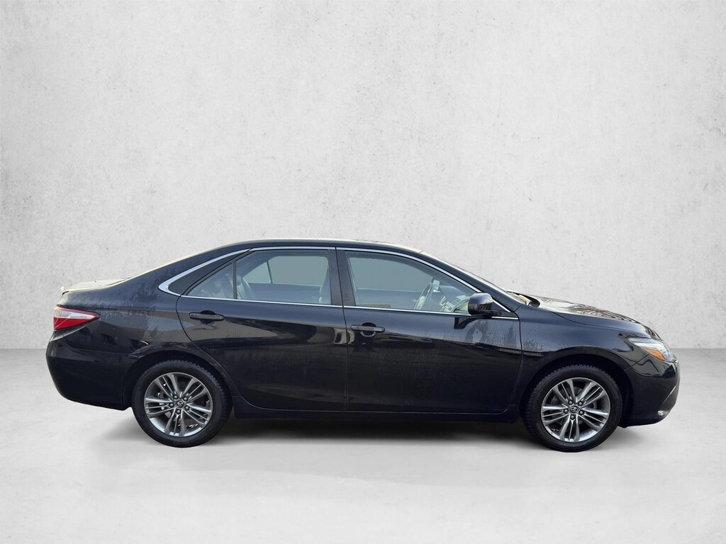 Used 2017 Toyota Camry SE Sedan