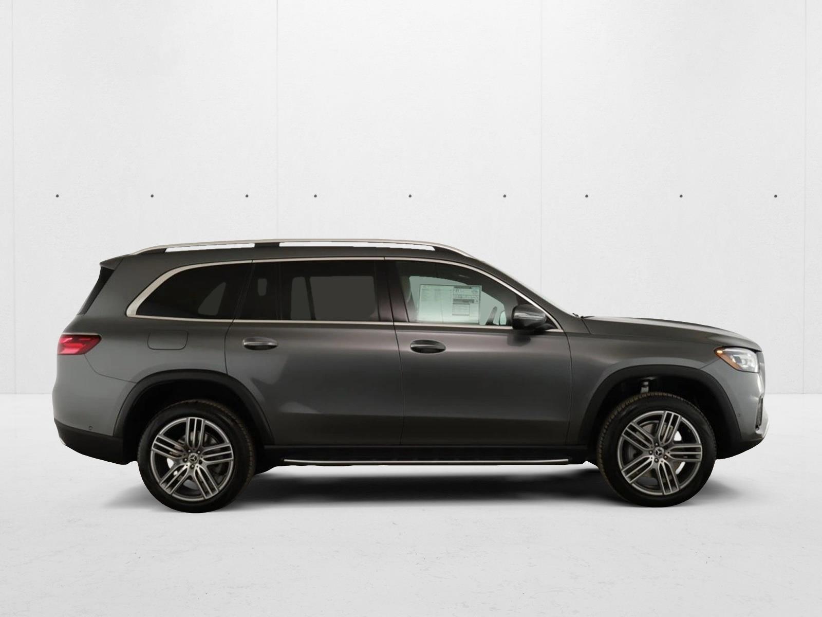 2025 Mercedes Benz GLS 450 4MATIC photo 3