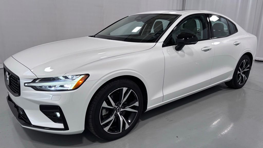 2025 Volvo S60 B5 Core Dark AWD's photo