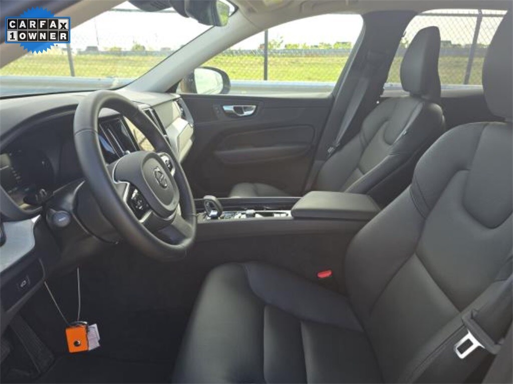 2025 Volvo XC60 B5 Plus photo 2