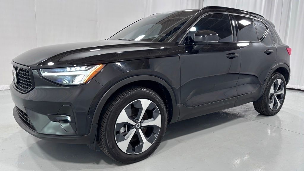 2023 Volvo XC40 B5 Plus Dark AWD's photo