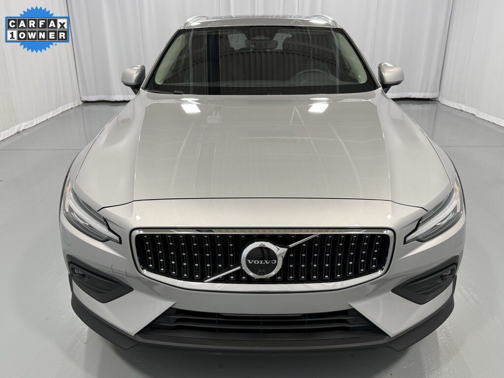 2023 Volvo V60 Cross Country B5 AWD Plus photo 3