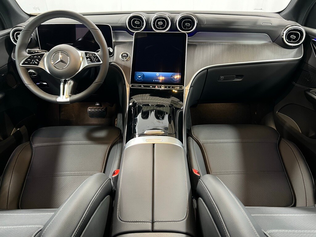 2025 Mercedes Benz GLC 300 photo 2