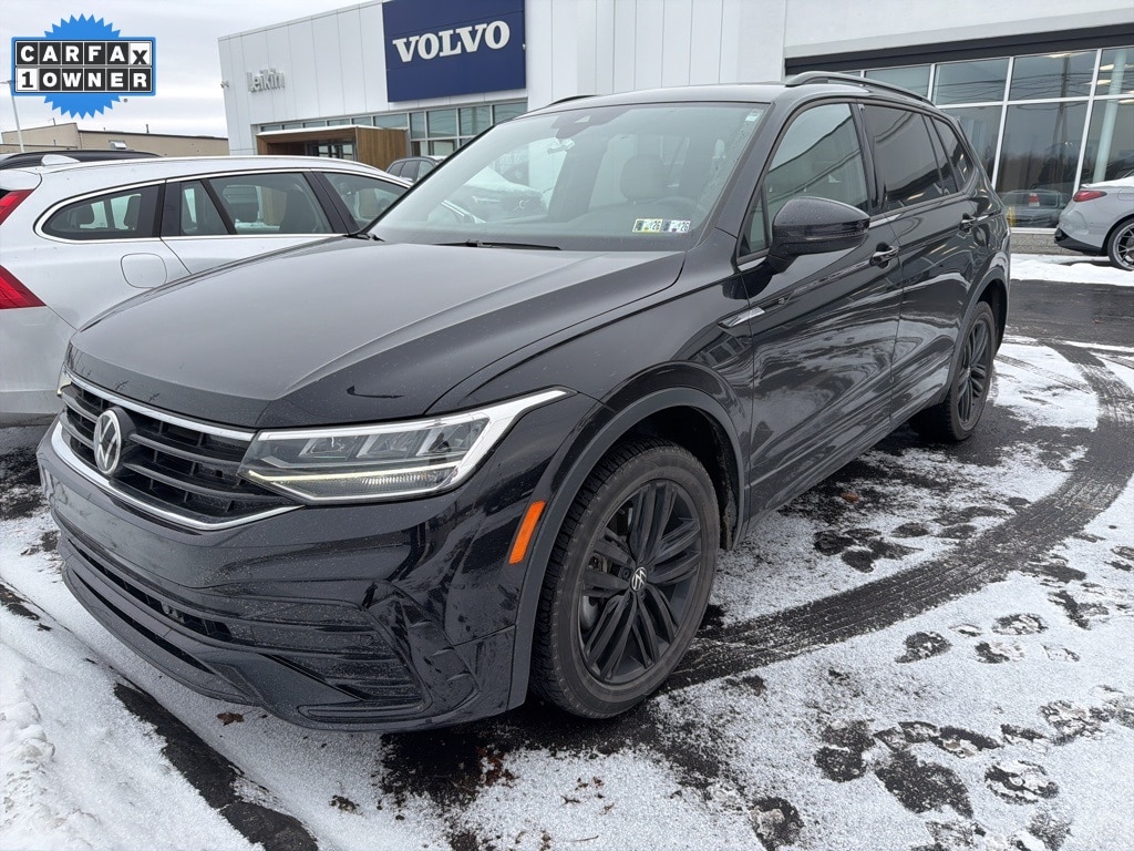 2022 Volkswagen Tiguan SE R-LINE BLACK's photo