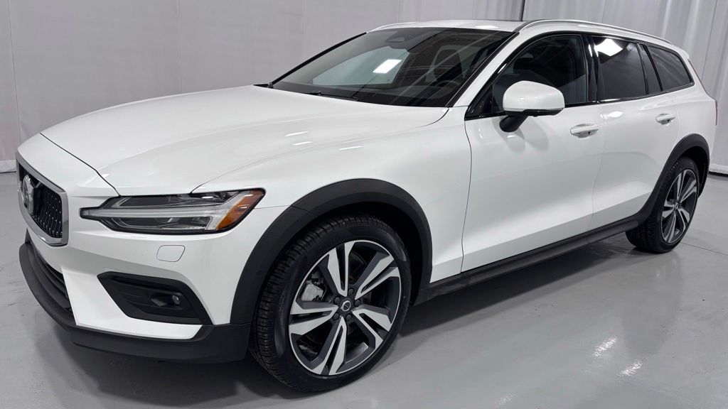 2025 Volvo V60 Cross Country B5 Plus AWD's photo