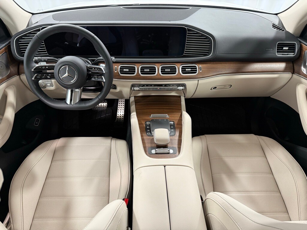 2026 Mercedes Benz GLS 450 4MATIC photo 2