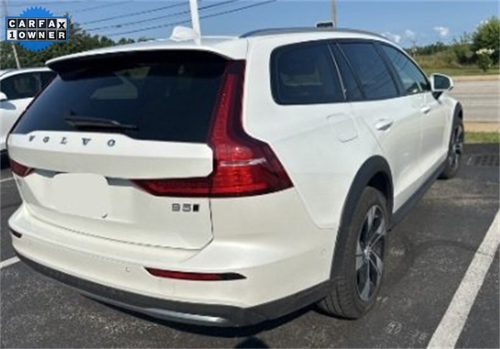 2023 Volvo V60 Cross Country B5 AWD Plus photo 2