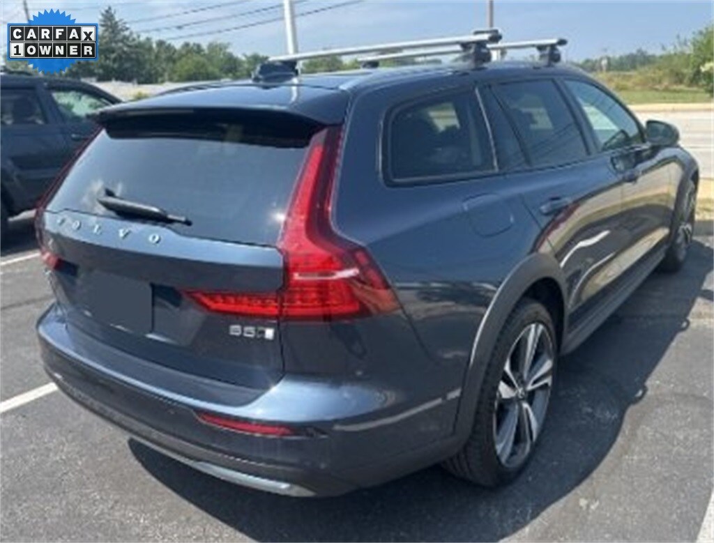 2023 Volvo V60 Cross Country B5 AWD Plus photo 3