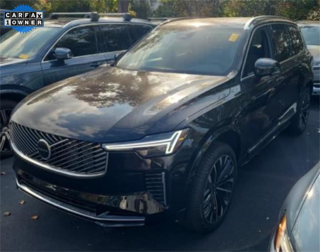 2025 Volvo XC90 Core's photo