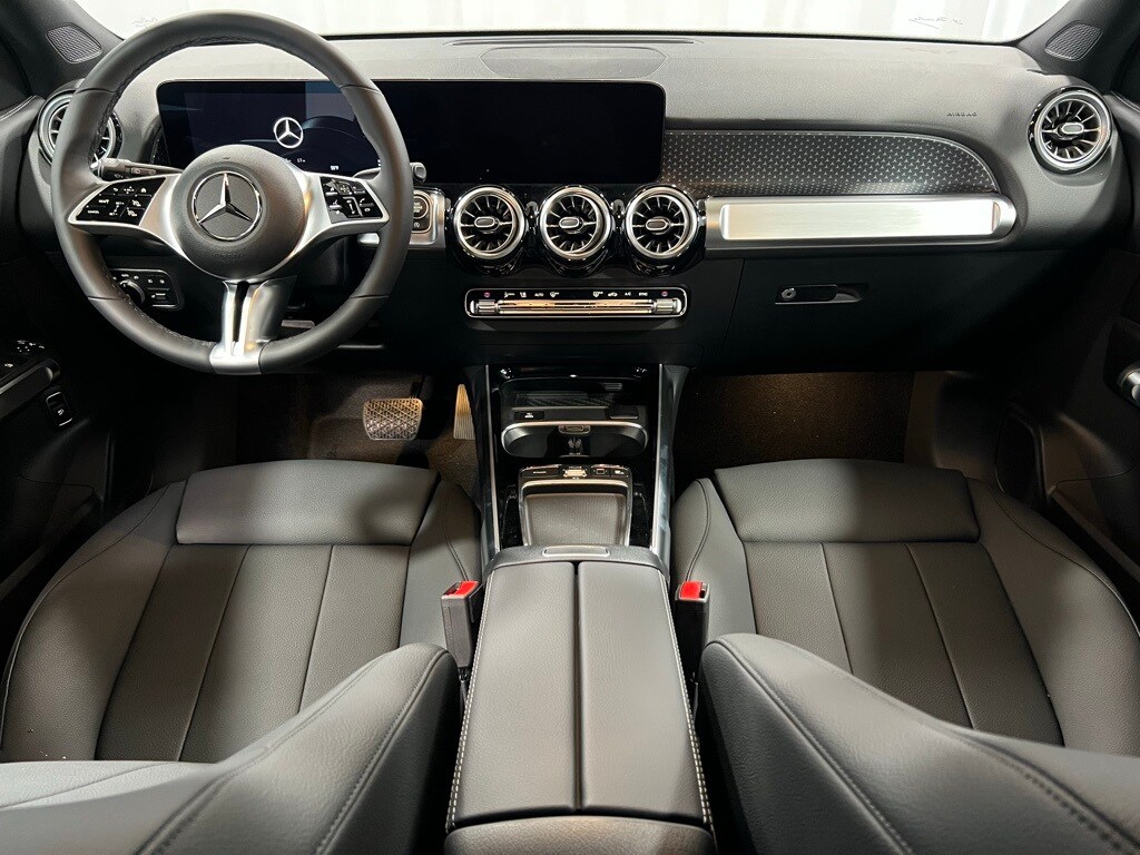 2025 Mercedes Benz GLB 250 4MATIC photo 2