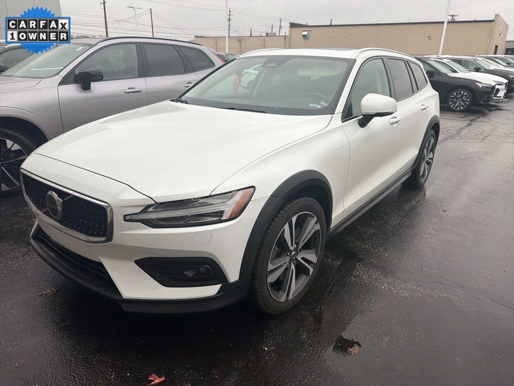 2023 Volvo V60 Cross Country Plus's photo