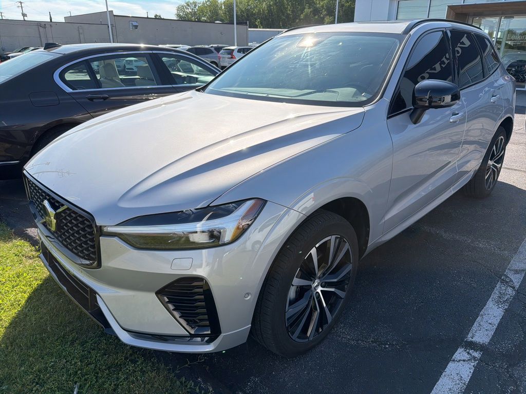 2024 Volvo XC60 B5 Plus Dark Theme AWD's photo
