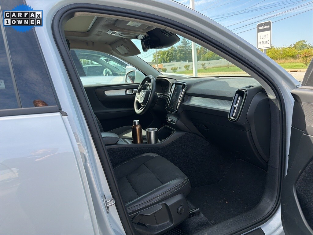 2020 Volvo XC40 T5 Momentum photo 2