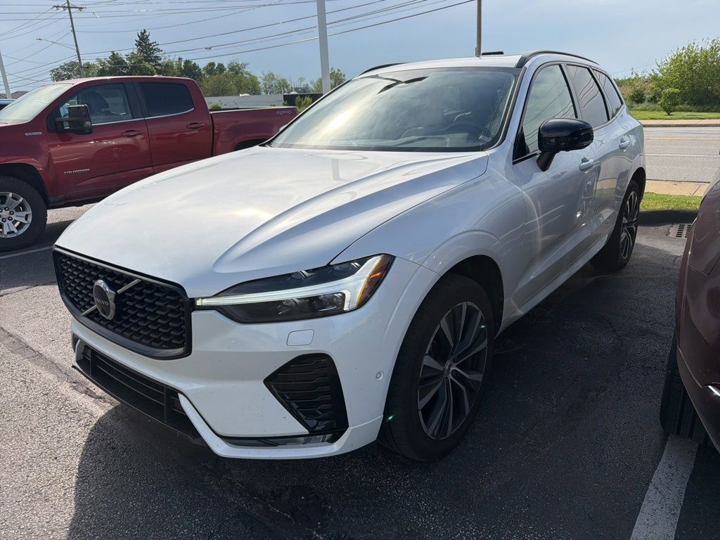 2023 Volvo XC60 B5 Plus Dark Theme AWD's photo