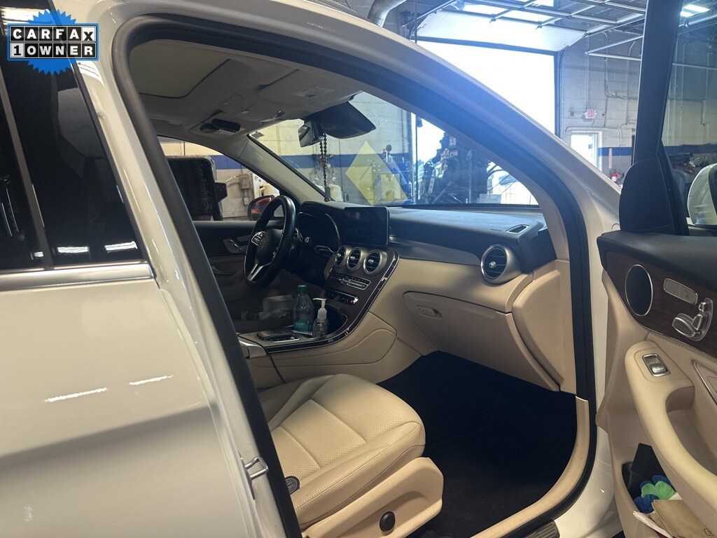 2022 Mercedes Benz GLC 300 4MATIC photo 2