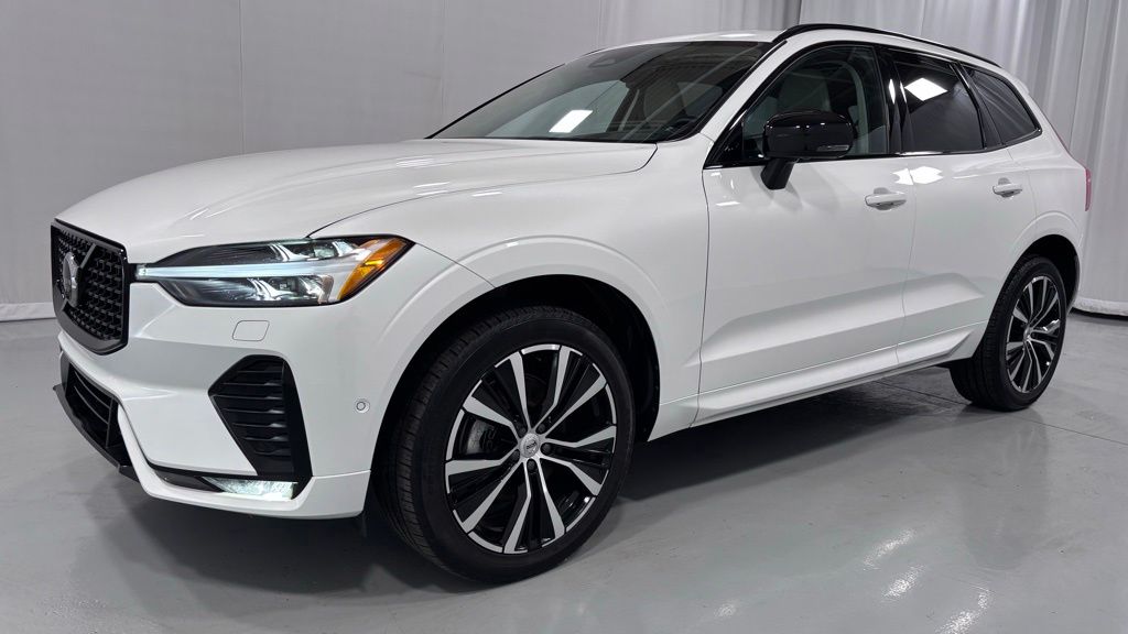 2023 Volvo XC60 B5 Plus Dark Theme AWD's photo
