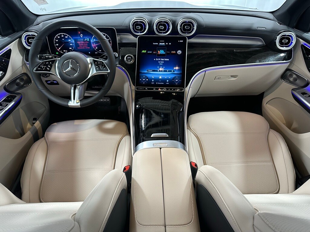 2025 Mercedes Benz GLC 300 photo 2