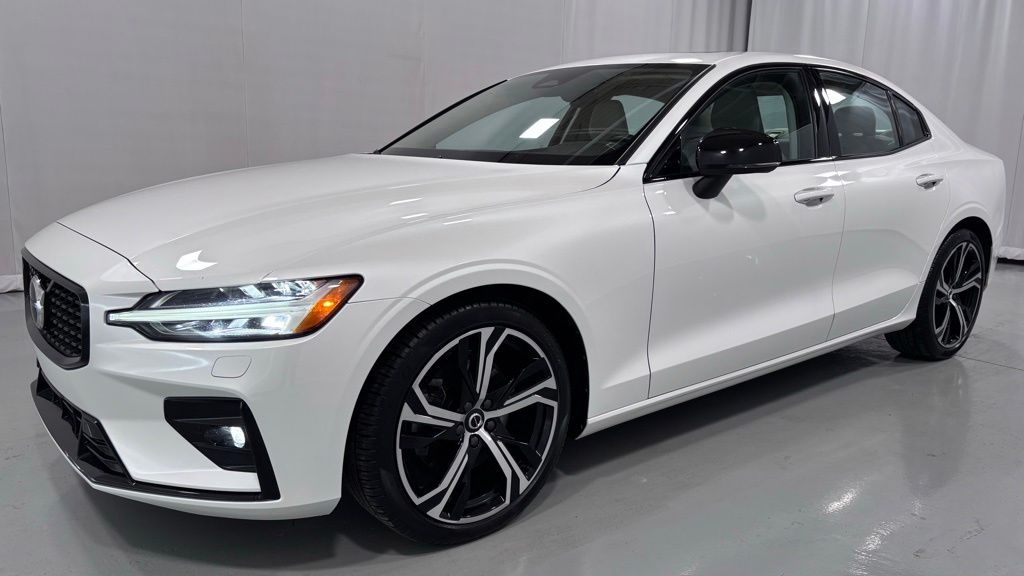 2023 Volvo S60 B5 Core Dark Theme's photo