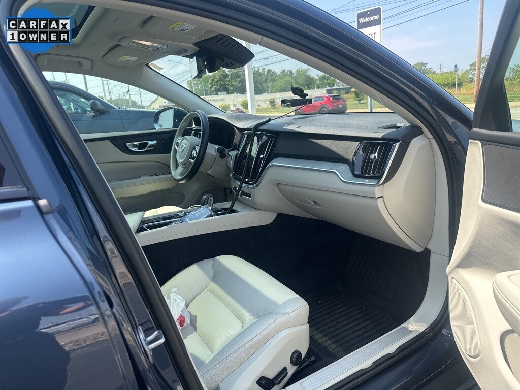 2023 Volvo V60 Cross Country B5 AWD Plus photo 2