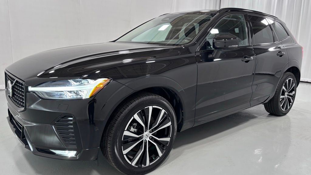 2023 Volvo XC60 B5 Plus Dark Theme AWD's photo