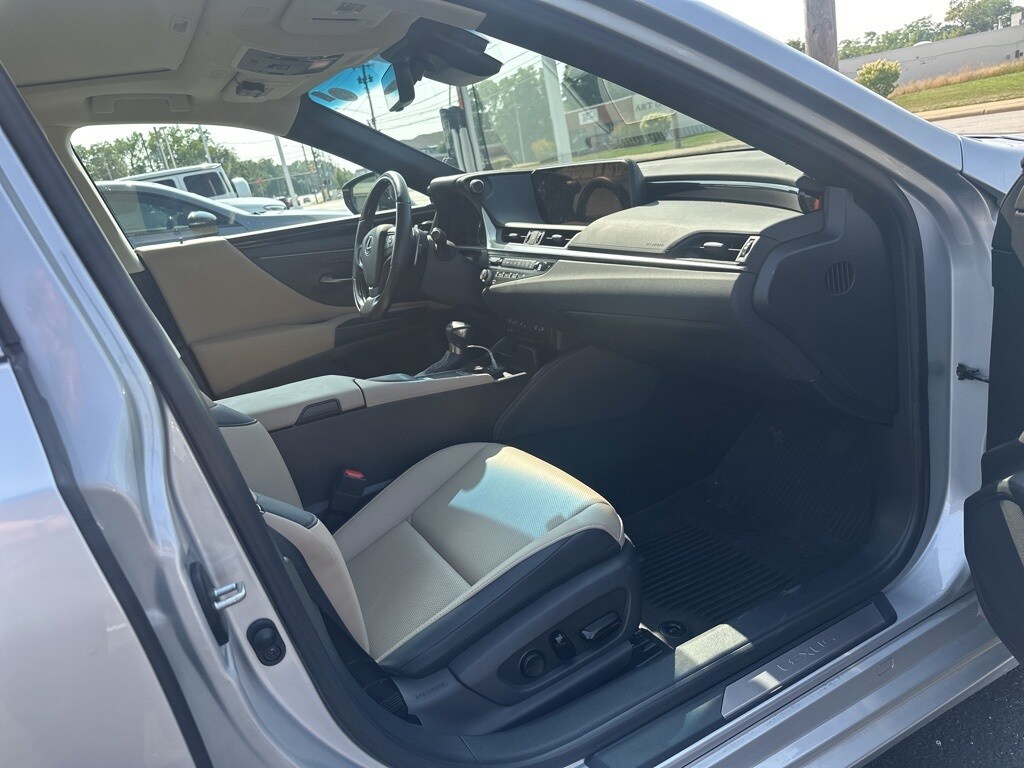 2021 Lexus ES 250 photo 2