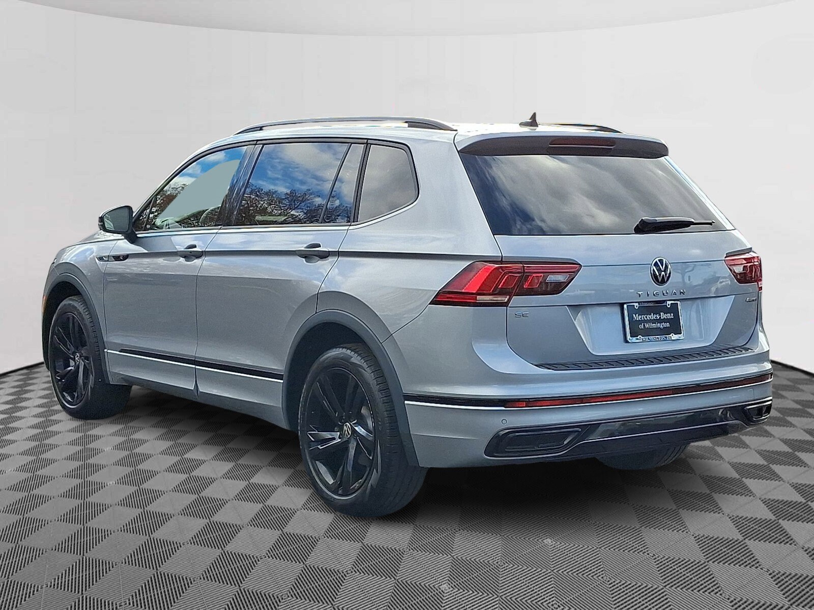 2023 Volkswagen Tiguan SE R-Line Black photo 4