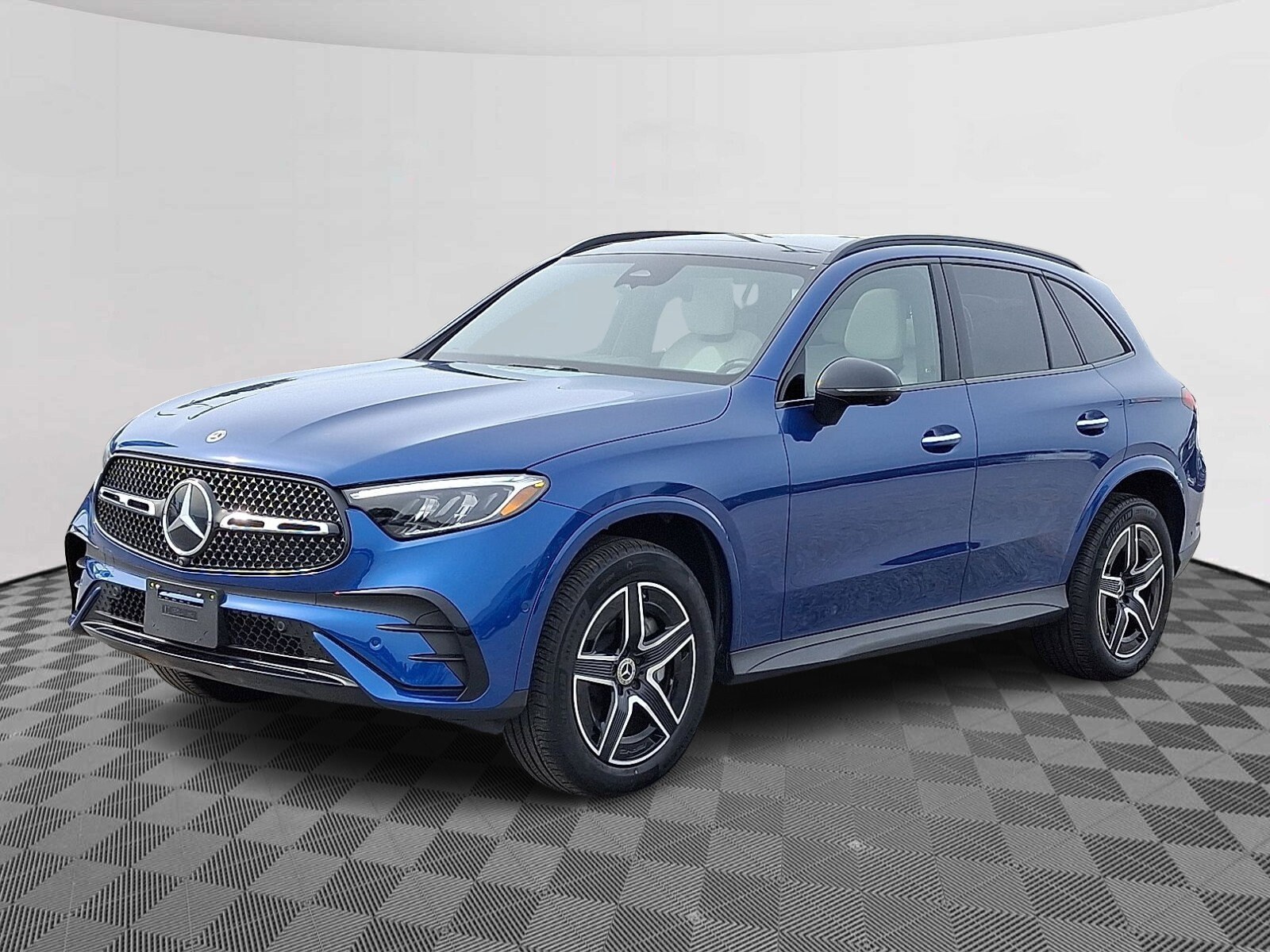 2025 Mercedes Benz GLC 300 4MATIC photo 3