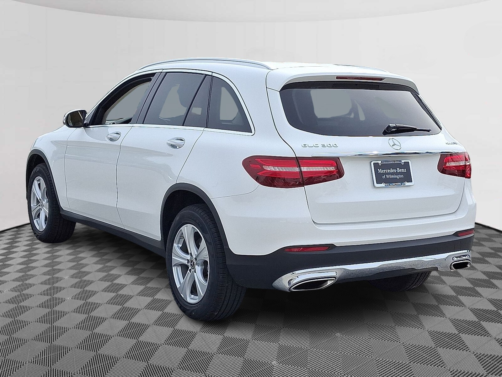 2018 Mercedes Benz GLC 300 4MATIC photo 2