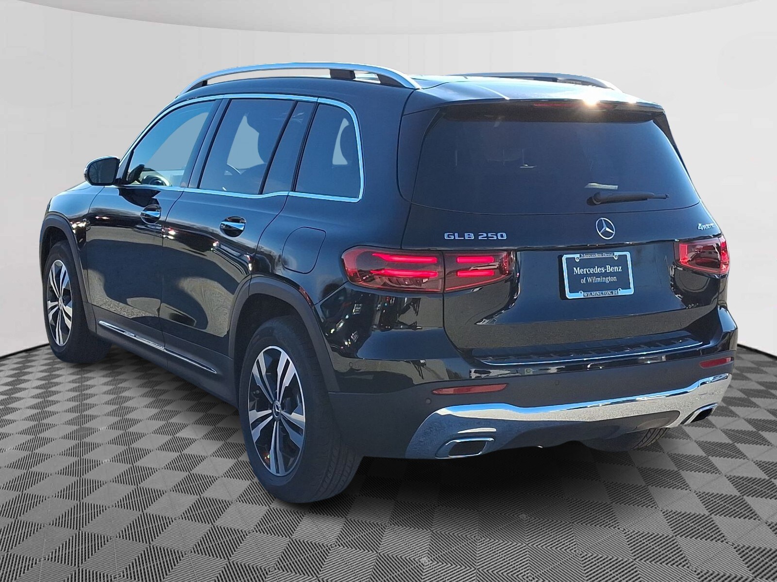 2025 Mercedes Benz GLB 250 4MATIC photo 3