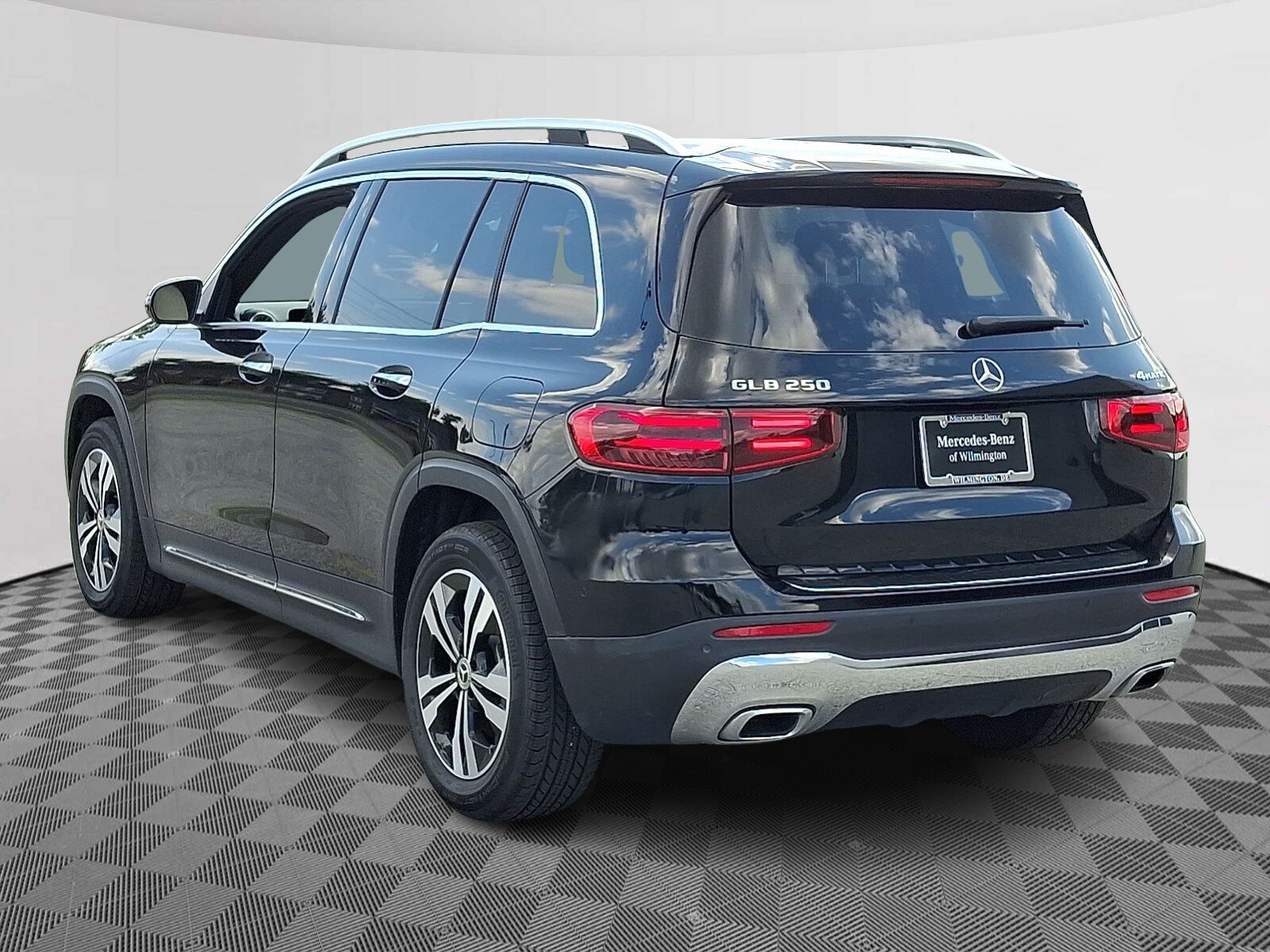 2025 Mercedes Benz GLB 250 4MATIC photo 4
