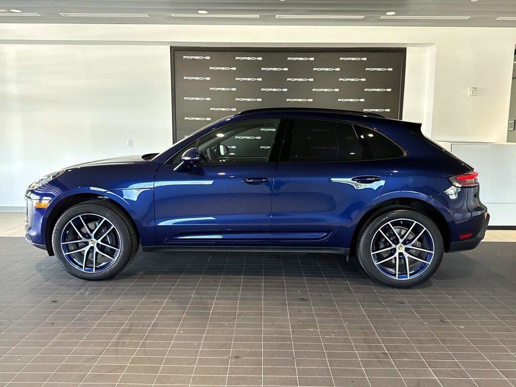 2026 Porsche Macan Base photo 2