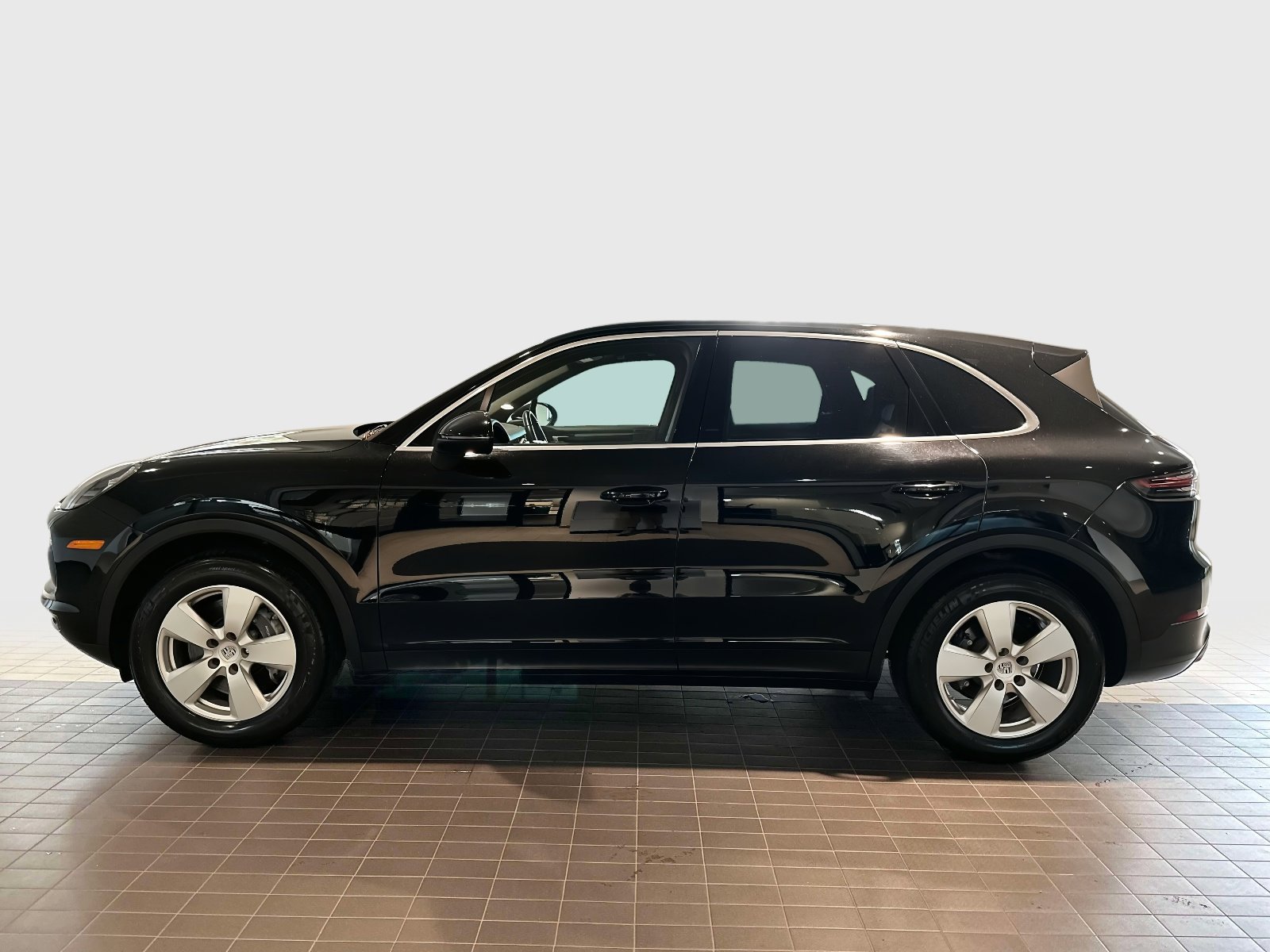 2022 Porsche Cayenne Base photo 2