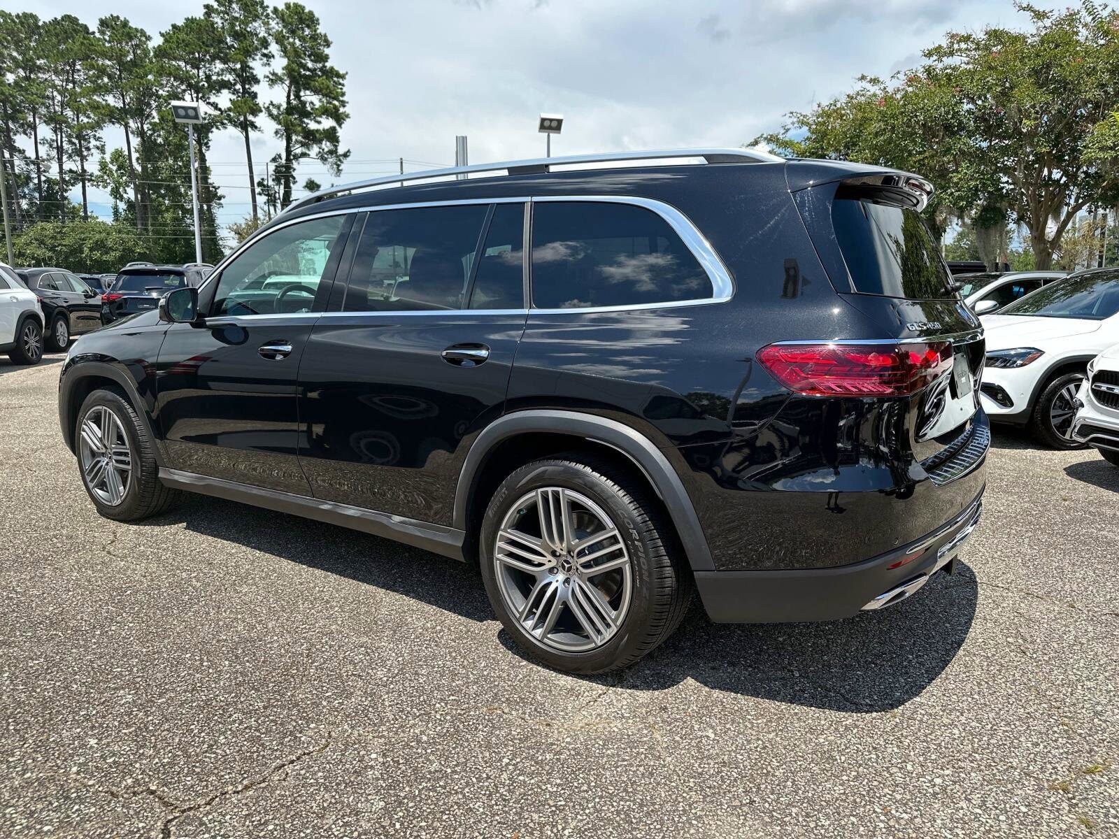 2025 Mercedes Benz GLS 450 4MATIC photo 2