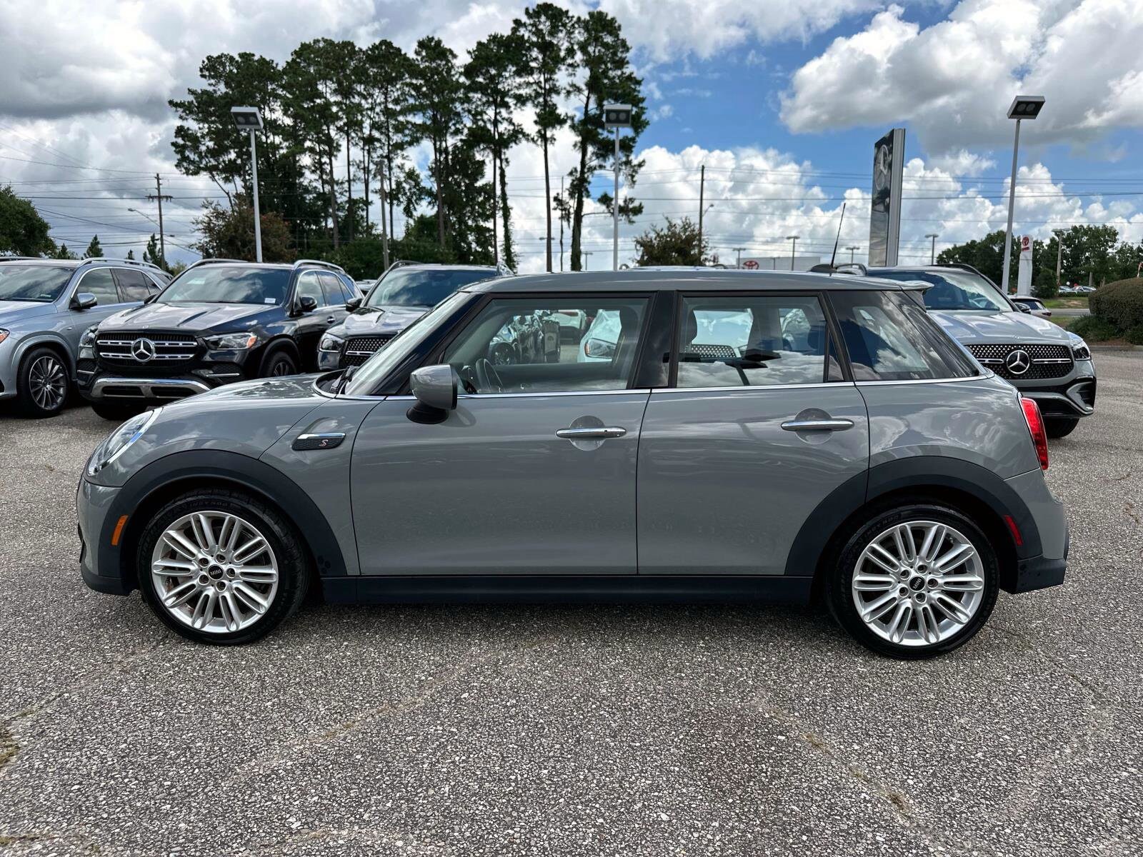 2023 Mini Cooper 4 Door Hardtop Signature photo 2