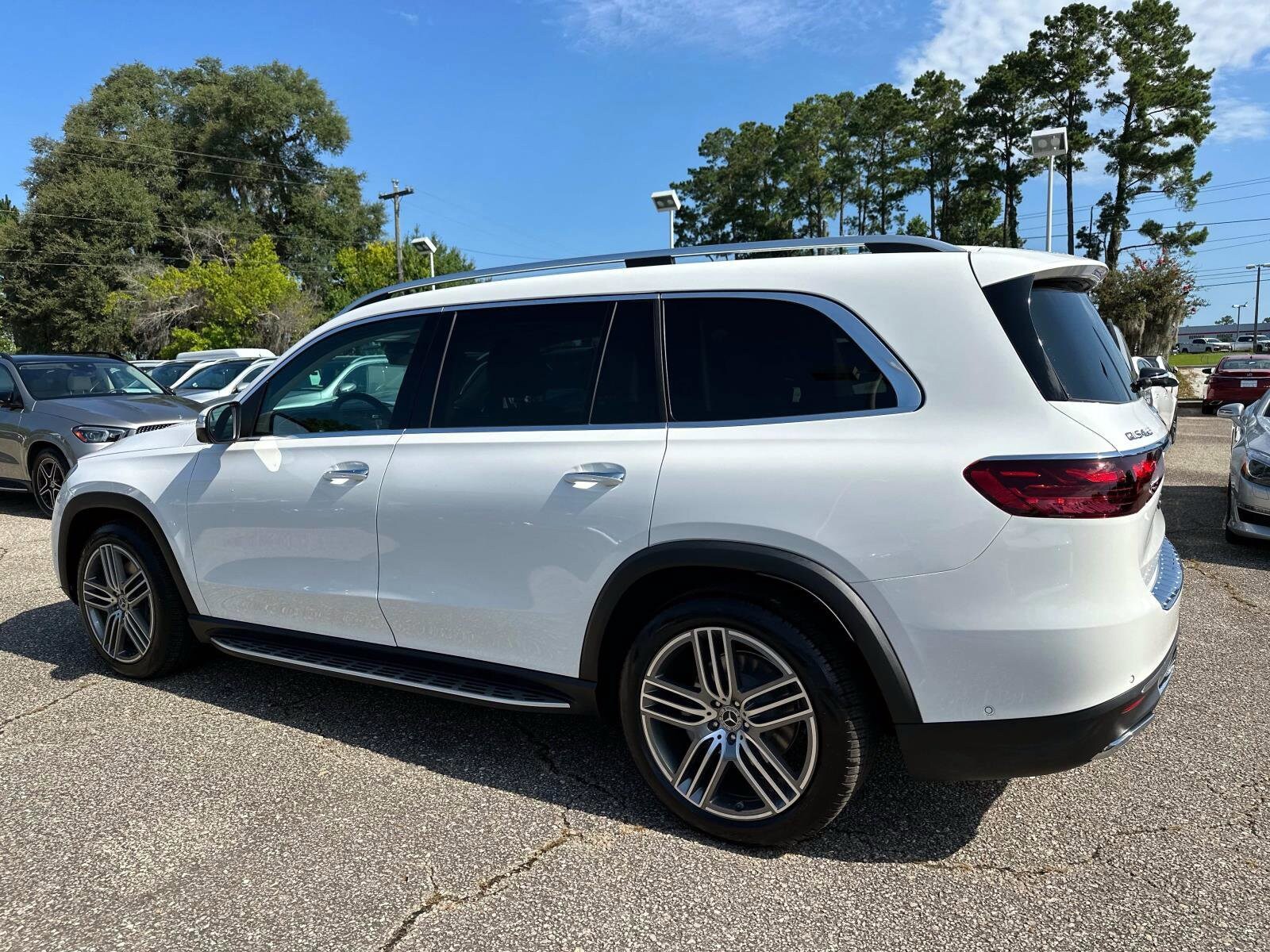 2025 Mercedes Benz GLS 450 4MATIC photo 3