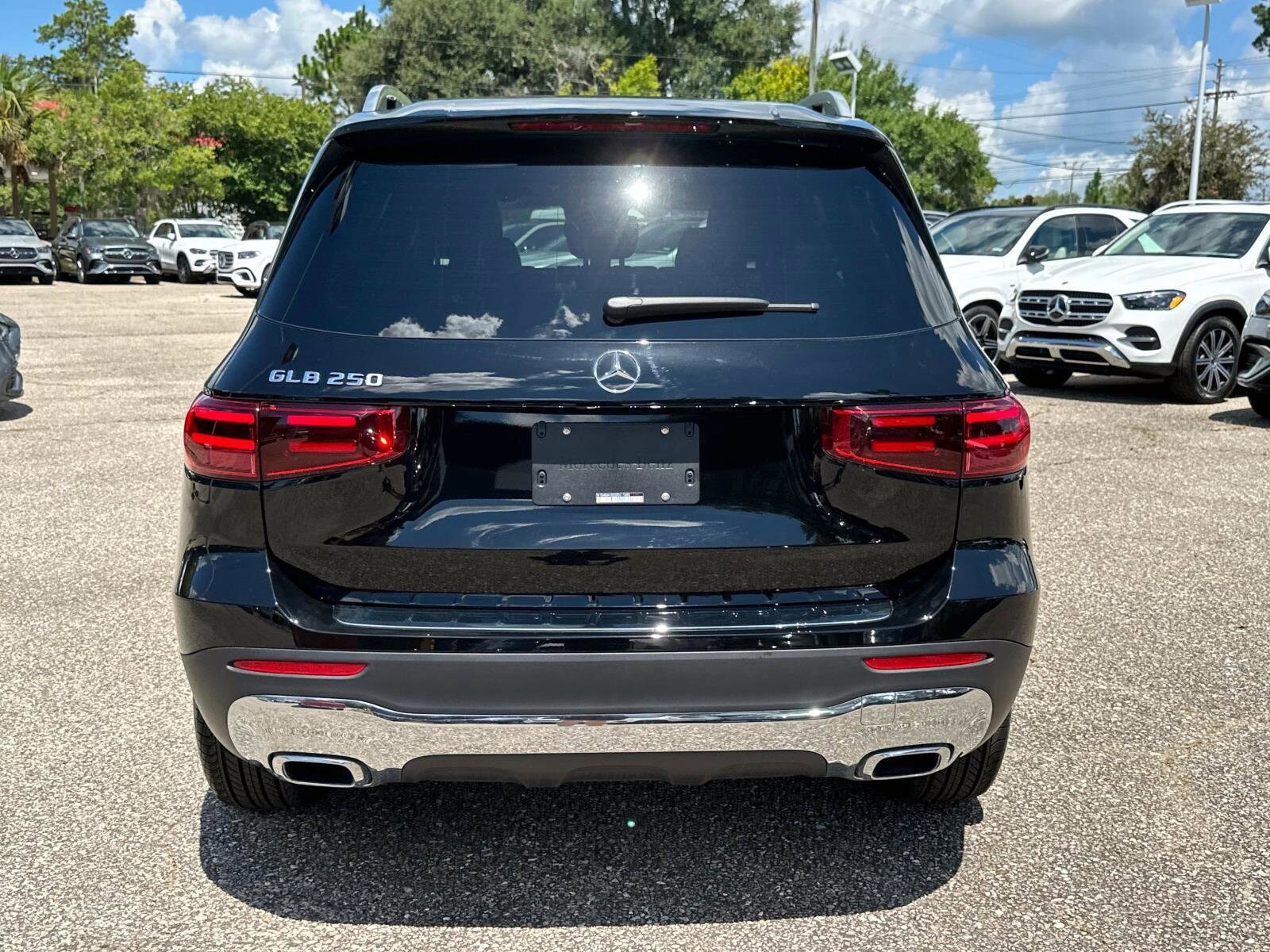 2025 Mercedes Benz GLB 250 photo 3