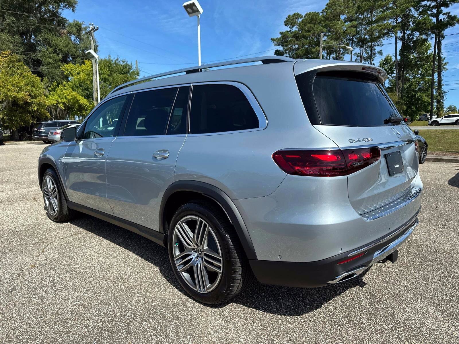 2025 Mercedes Benz GLS 450 4MATIC photo 3