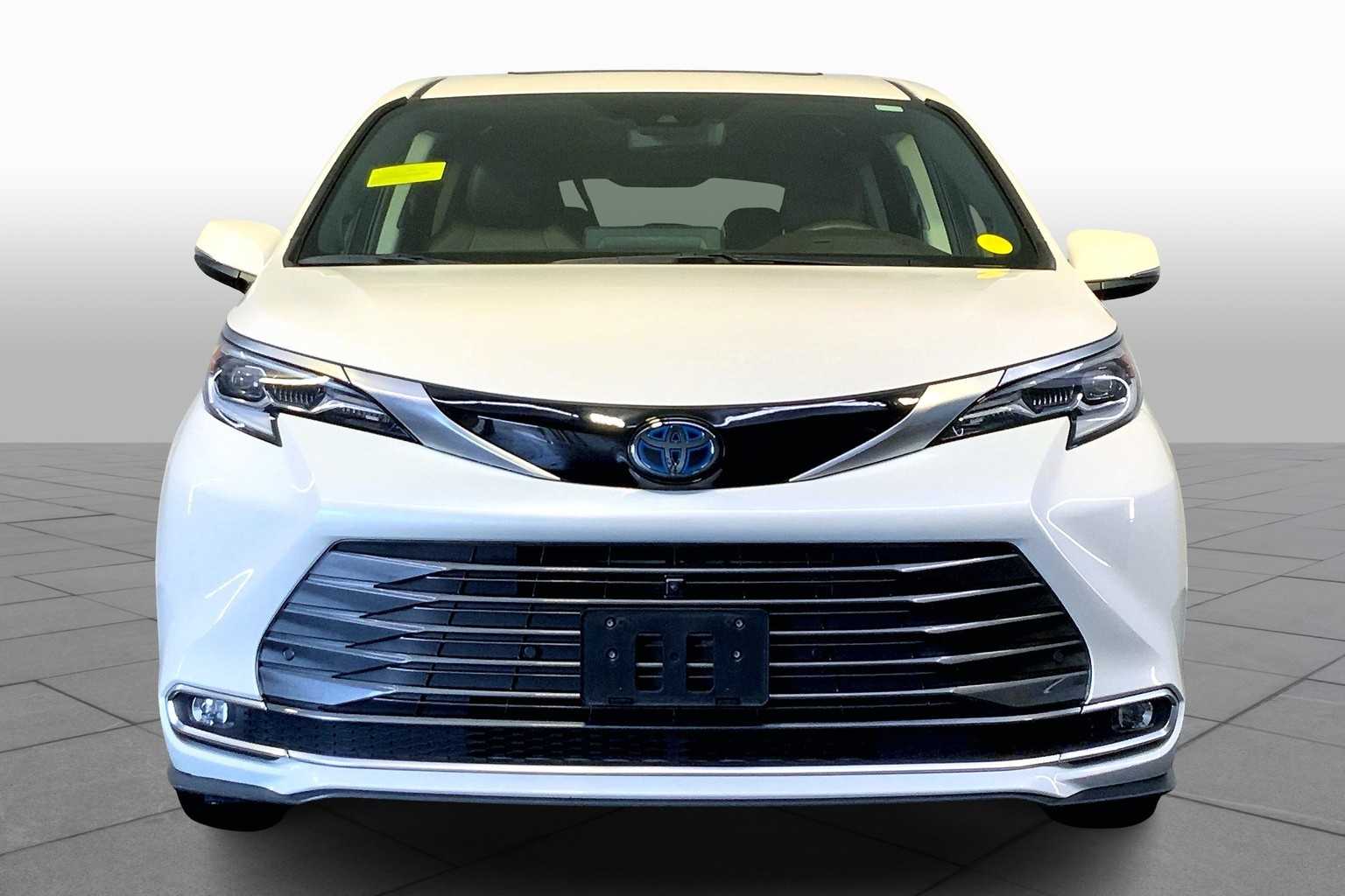 2021 Toyota Sienna Platinum photo 3