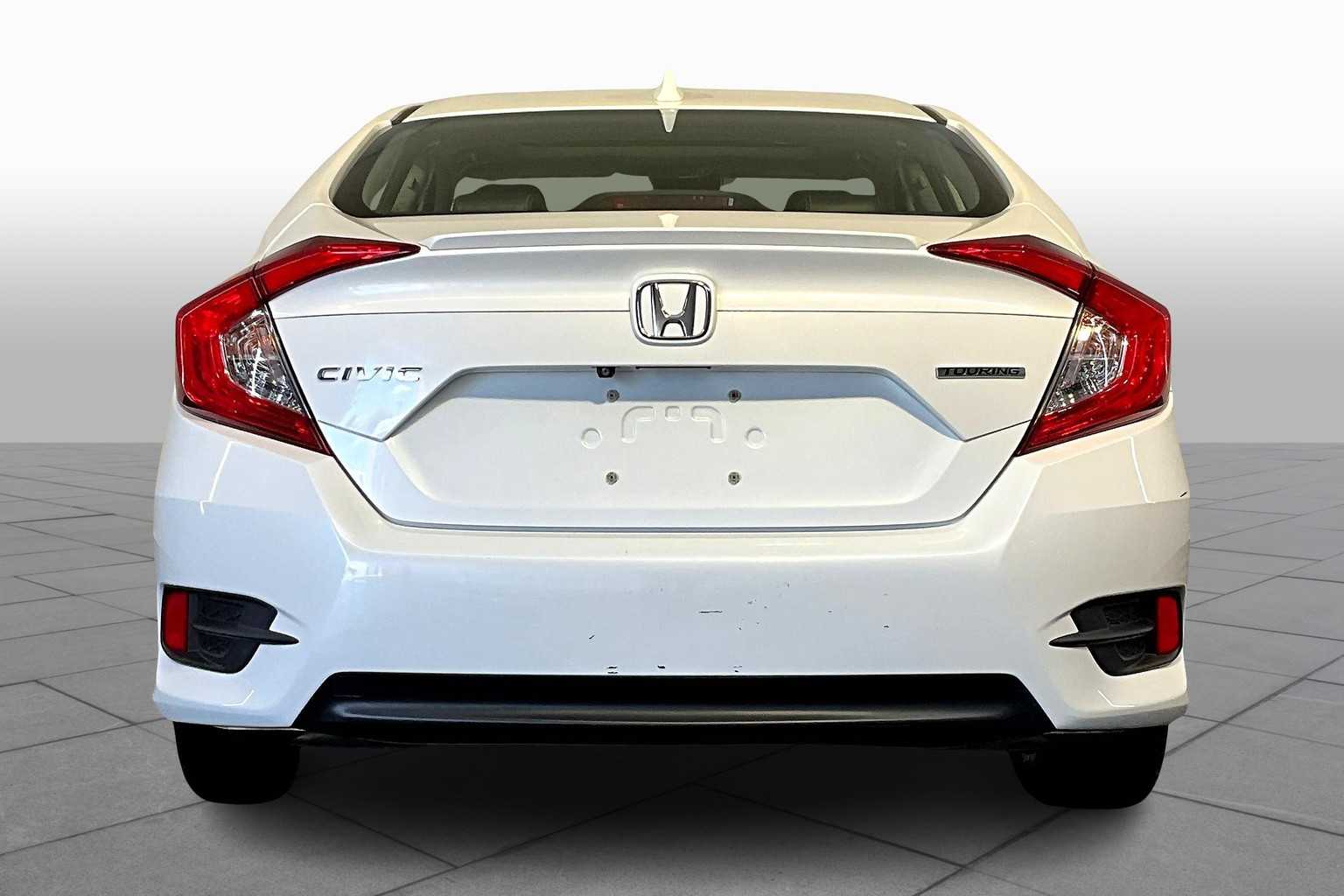2018 Honda Civic Touring photo 3