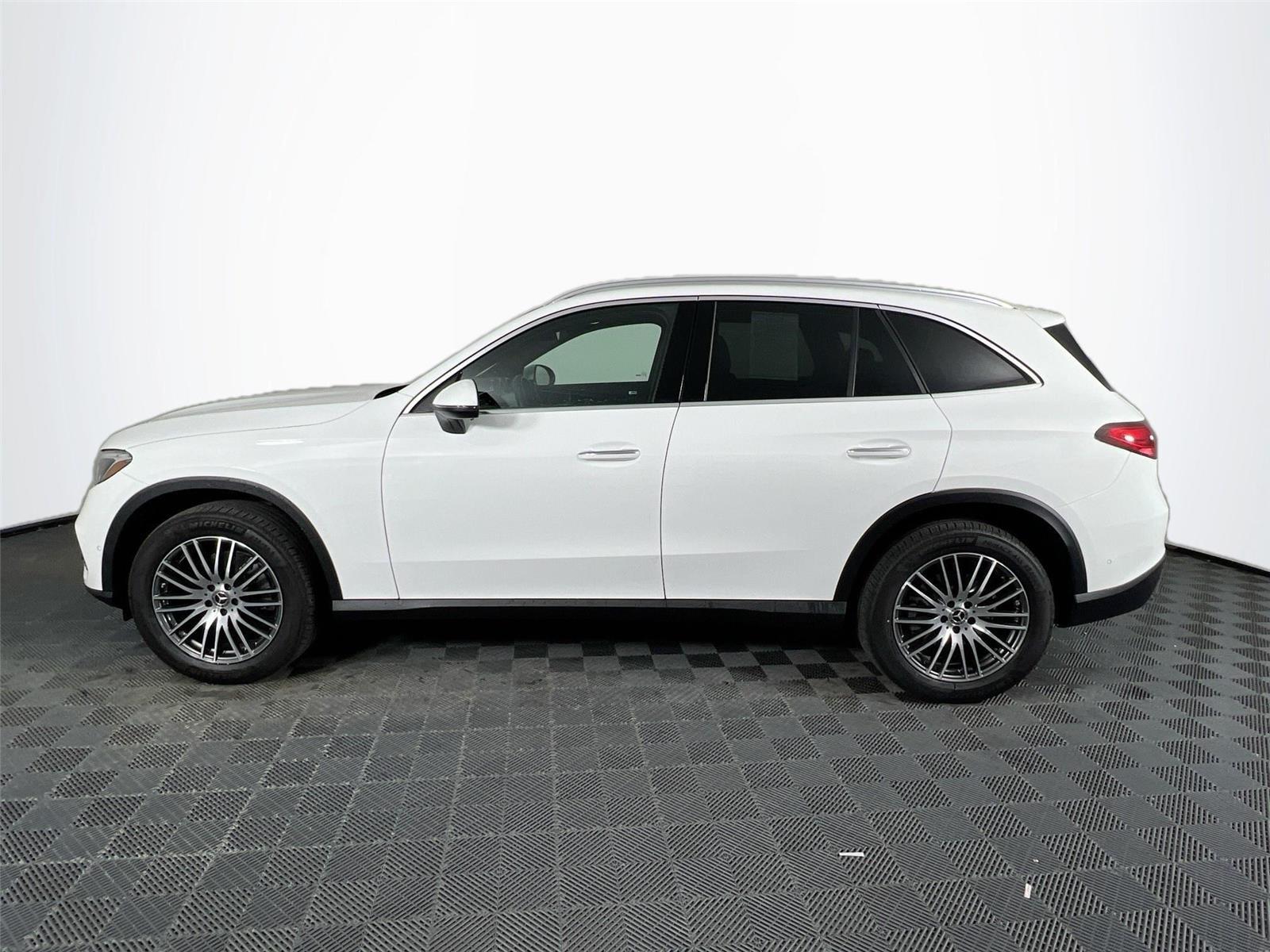 2025 Mercedes Benz GLC 300 4MATIC photo 3