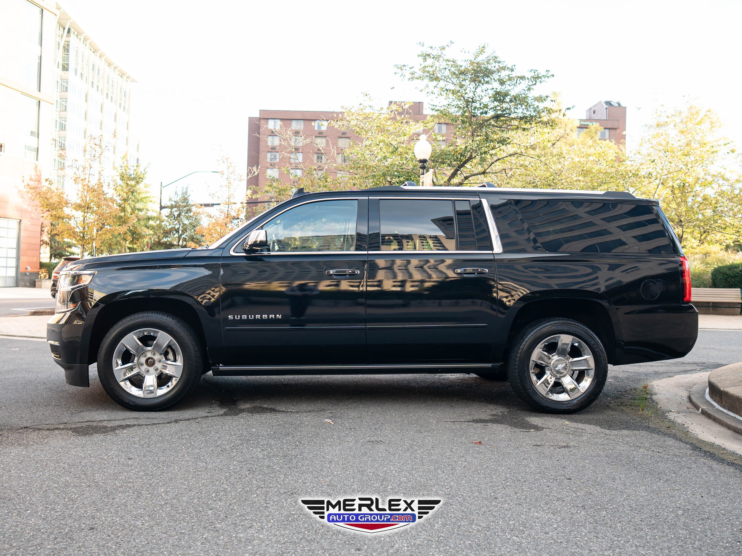 2019 Chevrolet Suburban Premier photo 2
