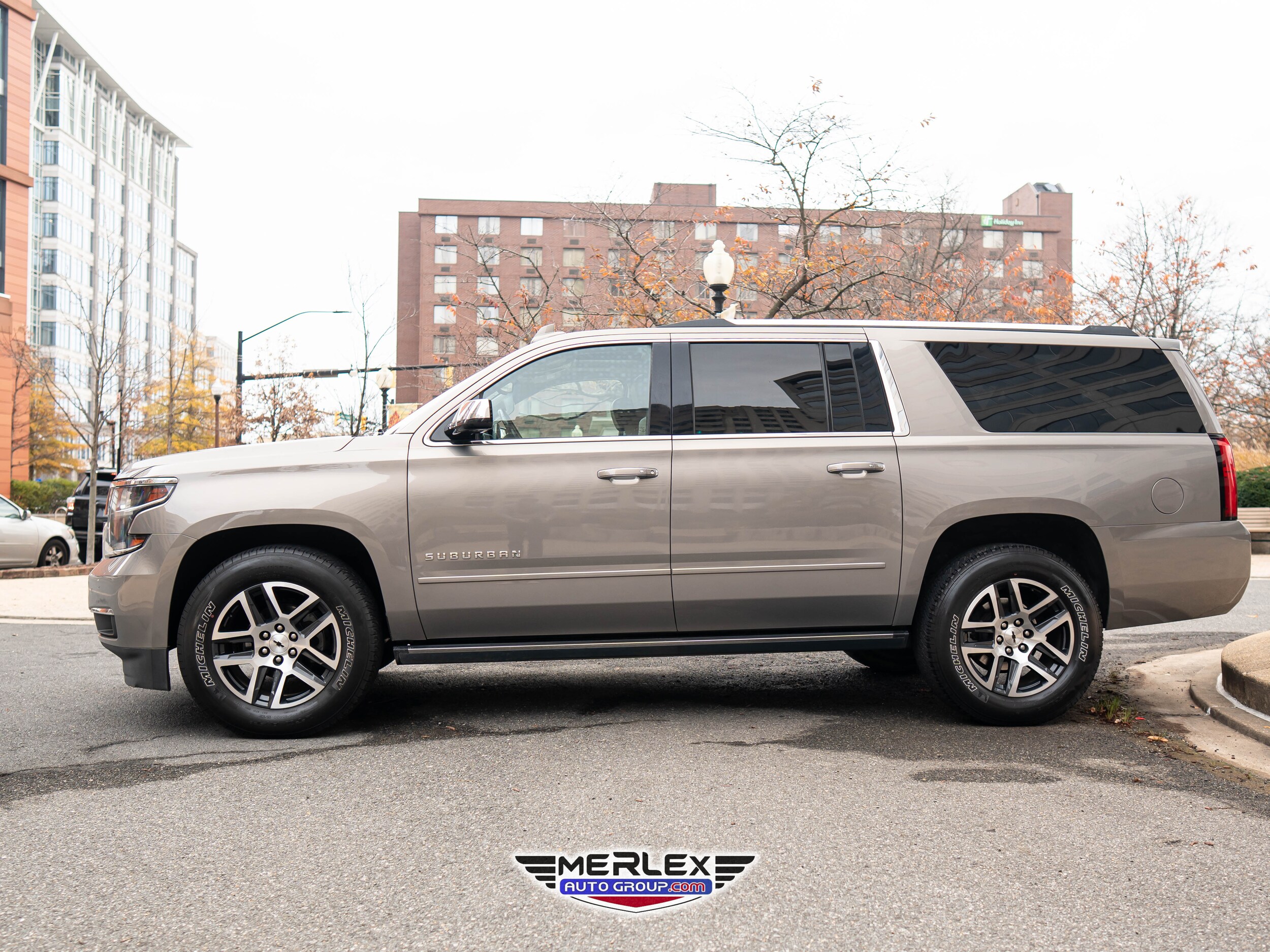 2019 Chevrolet Suburban 1500 Premier photo 3