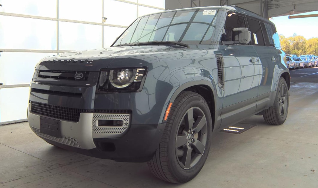 2020 Land Rover Defender SE's photo