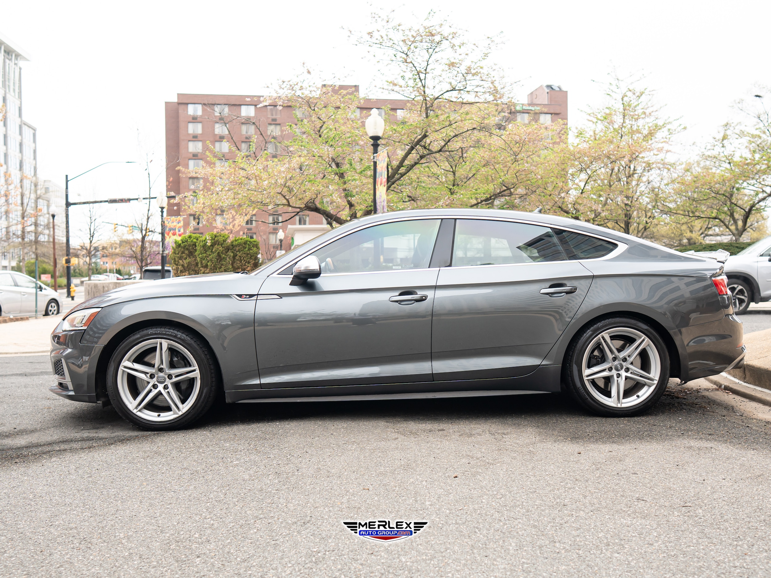 View vehicle photo 4