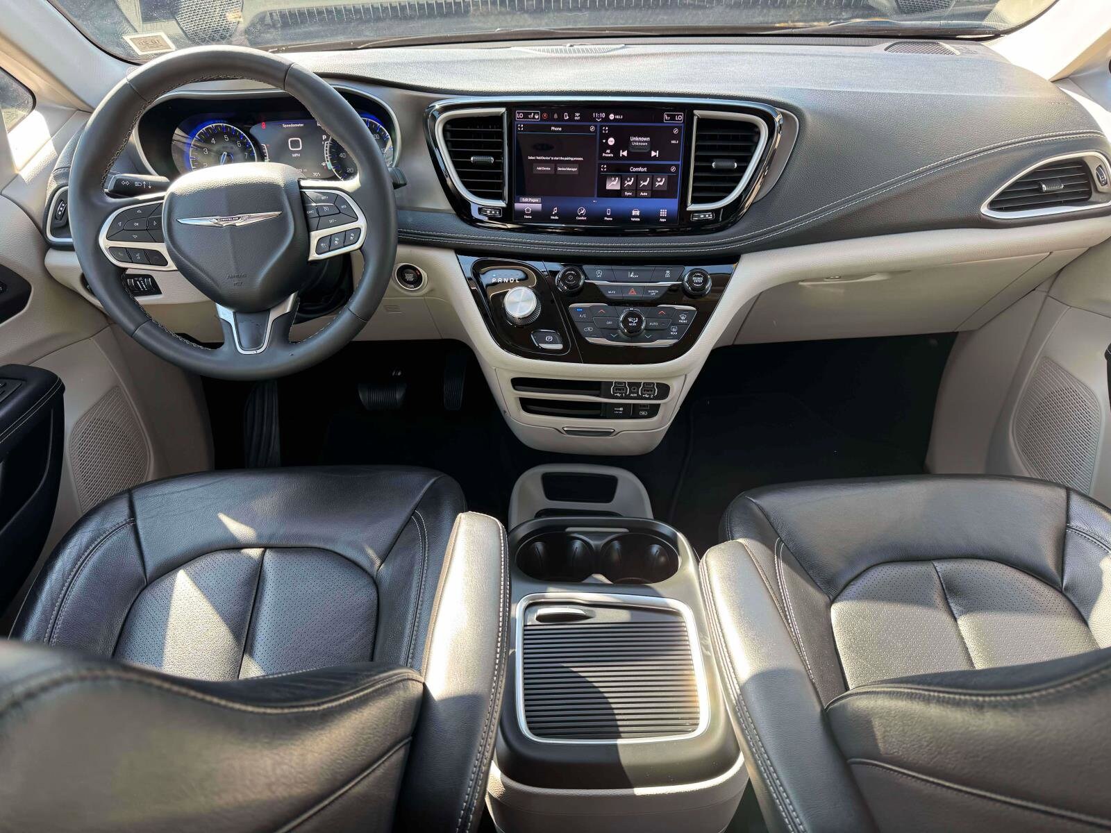 2022 Chrysler Pacifica Touring L photo 2