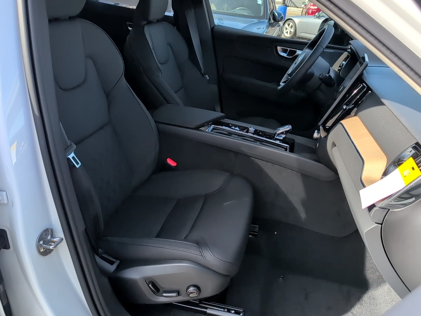 2026 Volvo XC60 Plus - Photo 19