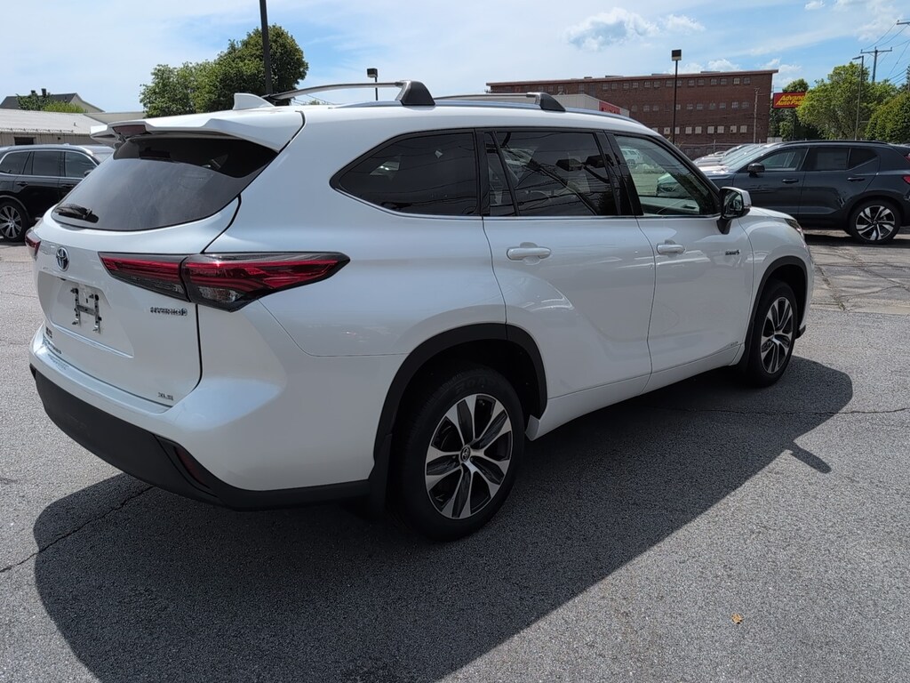 Used 2021 Toyota Highlander Hybrid XLE SUV