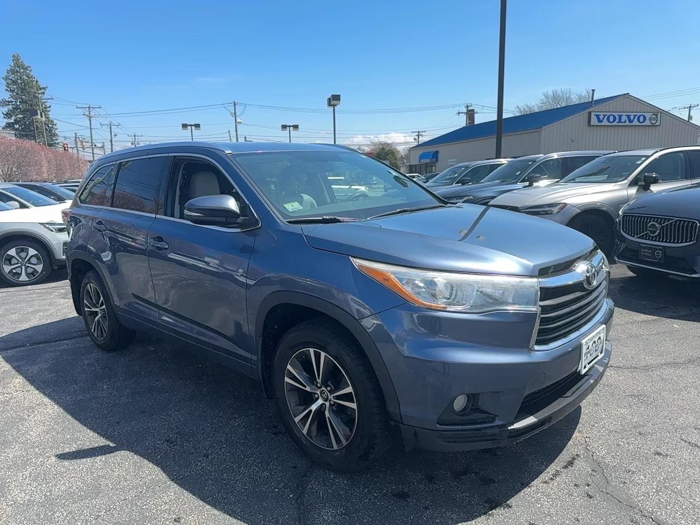 Used 2016 Toyota Highlander XLE with VIN 5TDJKRFHXGS501386 for sale in Manchester, NH