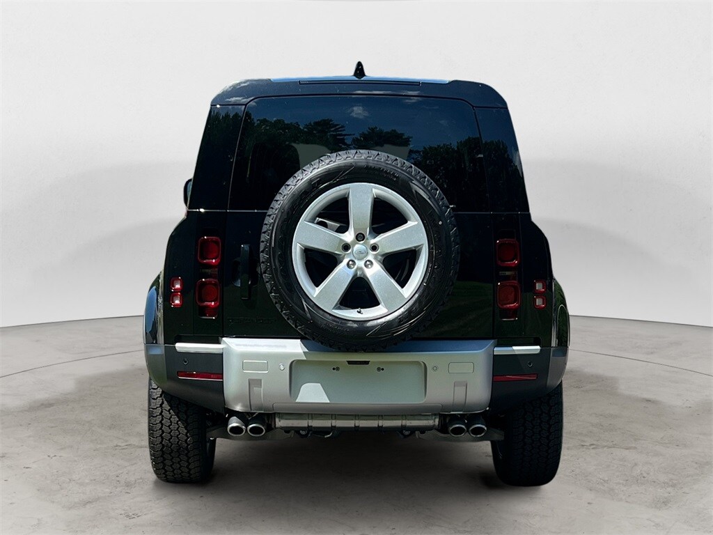 2024 Land Rover Defender 110 SE photo 4